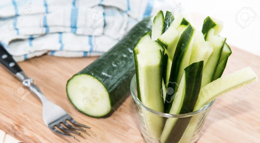 Bastoncitos de pepino con pechuga de pollo al natural y 1 vasito de macarrones.